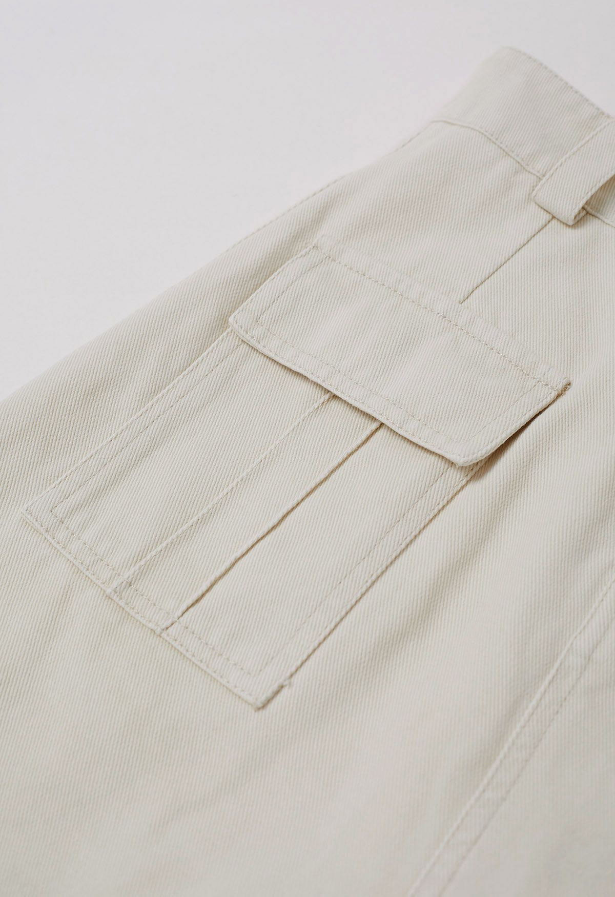 Mini-jupe en jean avec poche à rabat et ceinture en ivoire