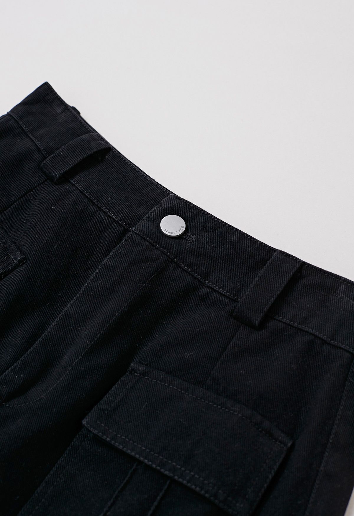 Mini-jupe en jean avec poche à rabat et ceinture, noir