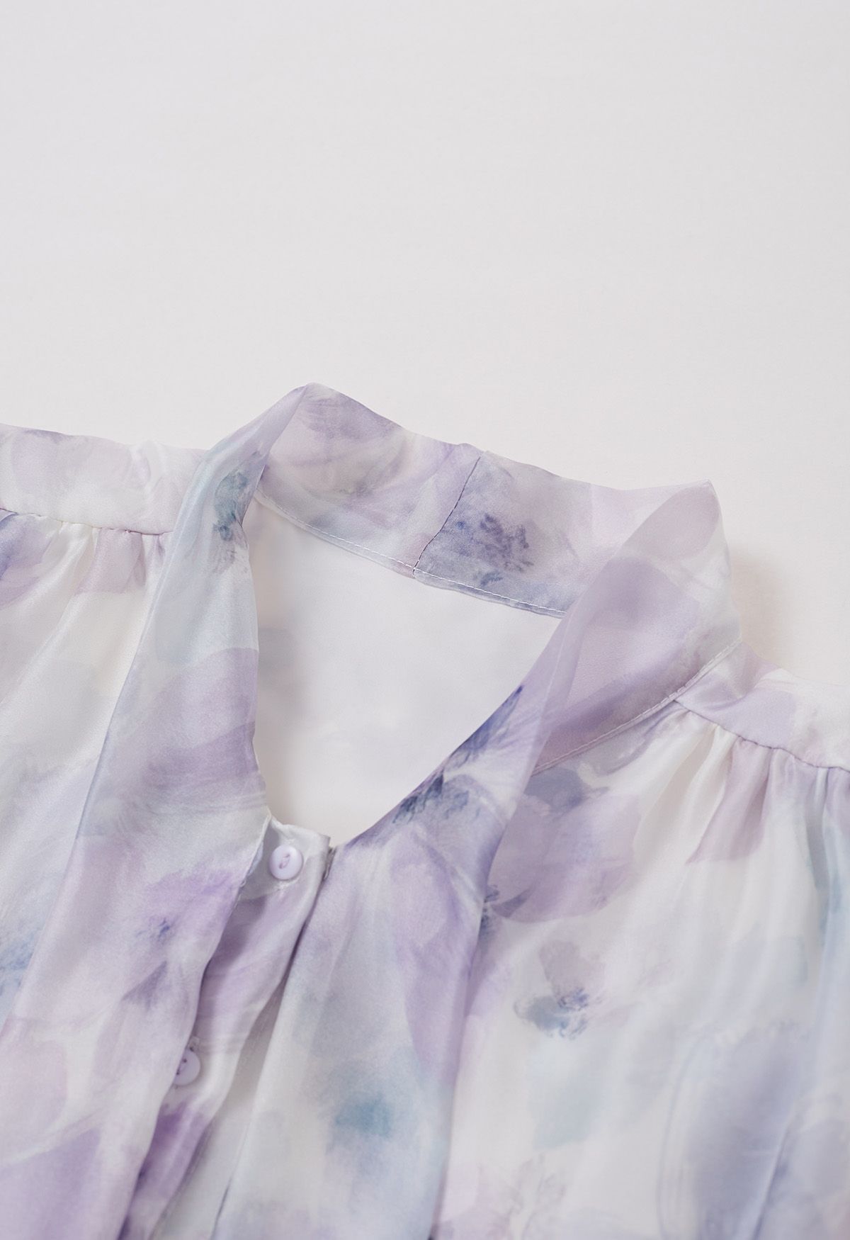 Chemise transparente florale aquarelle à col nœud papillon en lilas