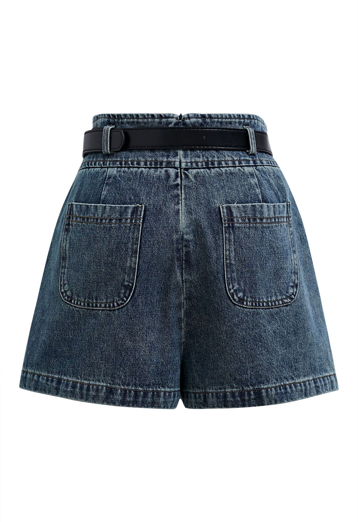 Jupe-short en jean avec fausses poches à rabat et ceinture en bleu