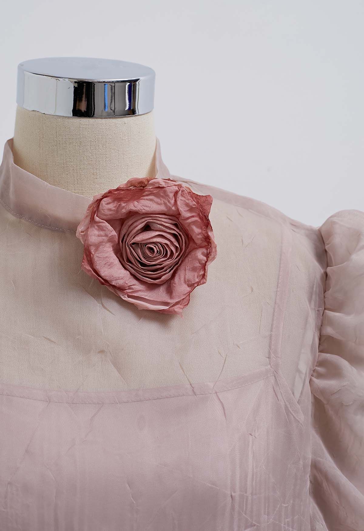 Haut transparent texturé à manches bouffantes et broche rose en rose