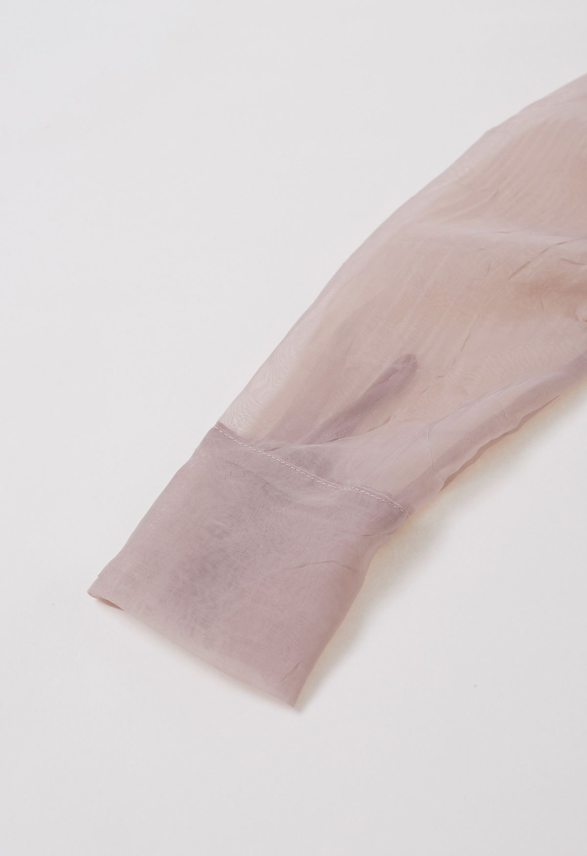 Haut transparent texturé à manches bouffantes et broche rose en rose