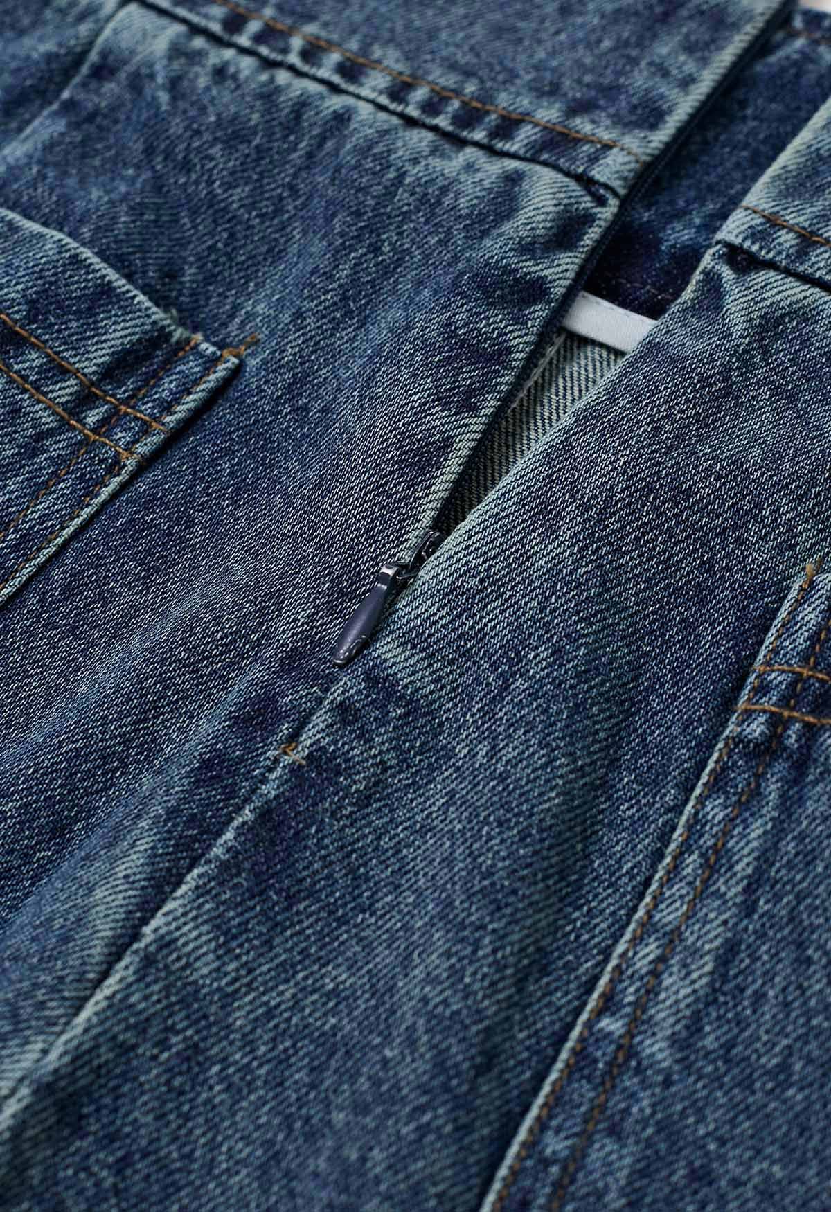 Jupe-short en jean avec fausses poches à rabat et ceinture en bleu
