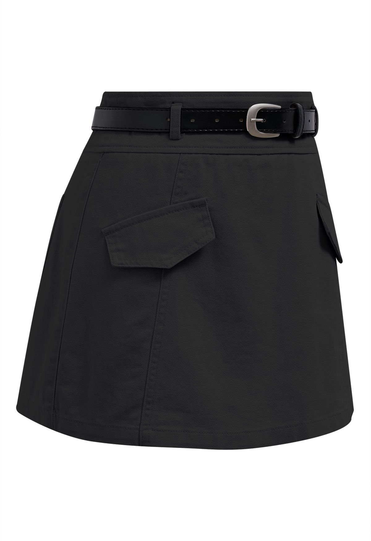 Jupe-short en jean avec fausses poches à rabat et ceinture en noir