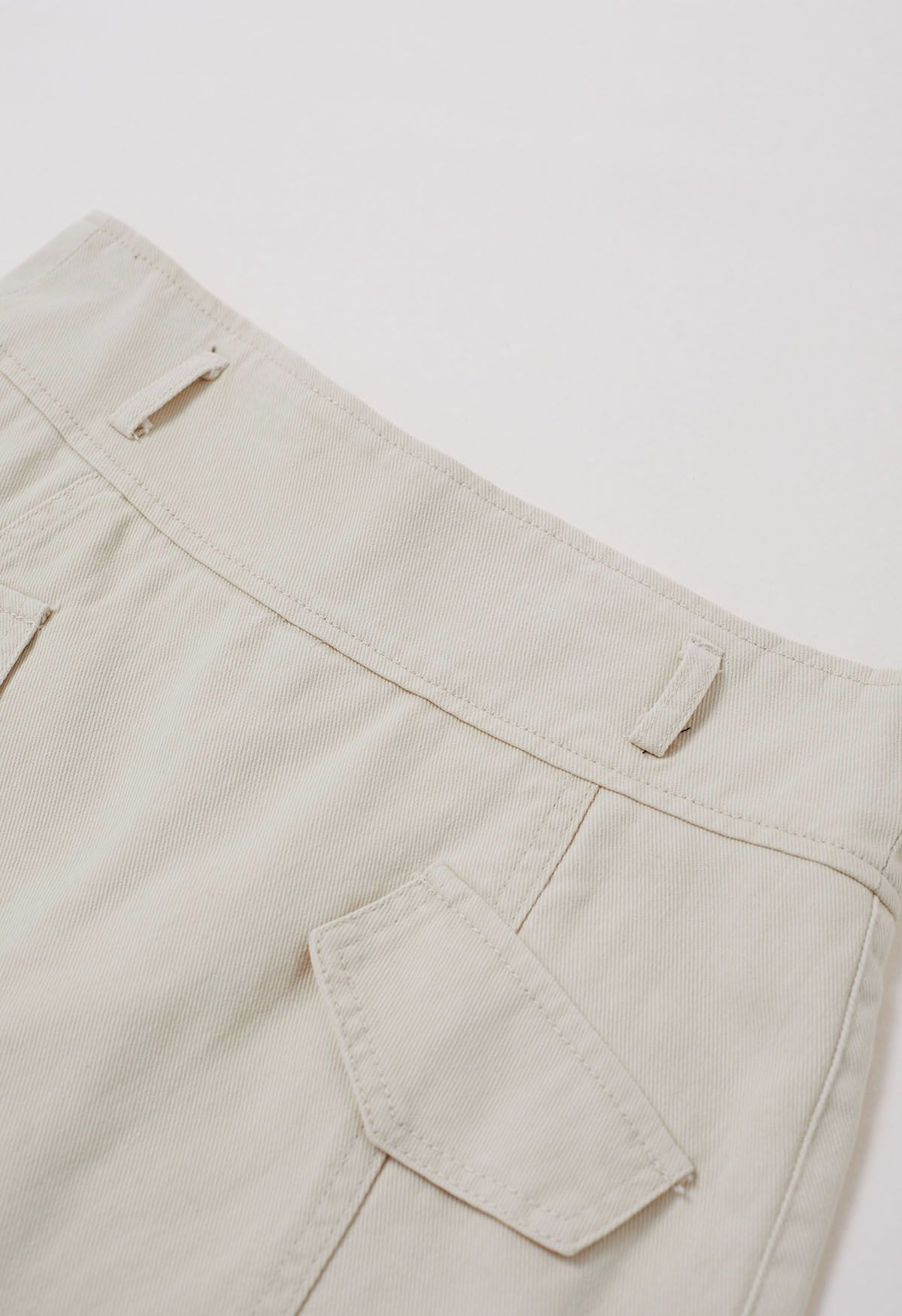 Jupe-short en jean ceinturée avec fausses poches à rabat en ivoire