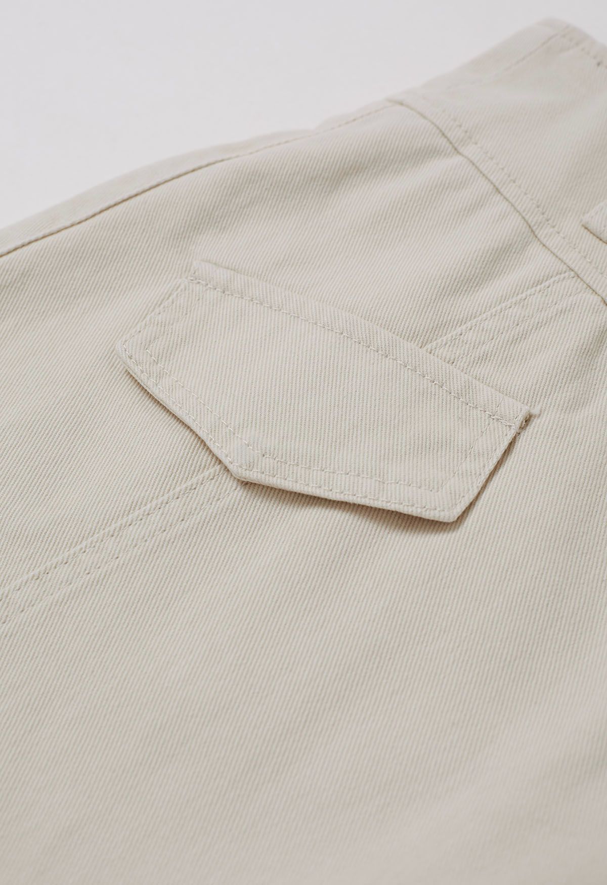 Jupe-short en jean ceinturée avec fausses poches à rabat en ivoire