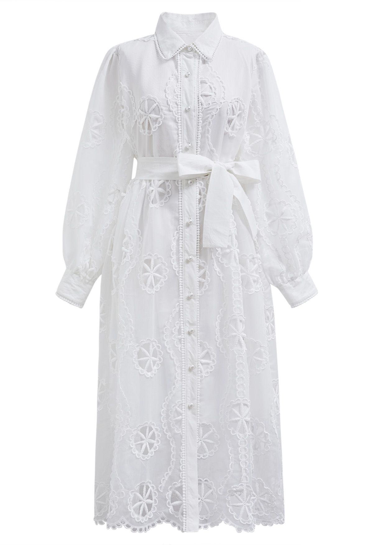 Robe mi-longue boutonnée au crochet découpée en blanc