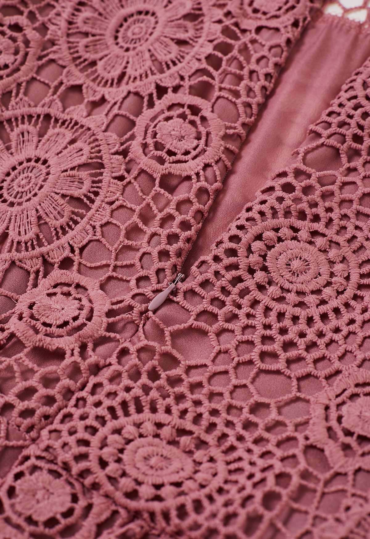 Robe longue à plusieurs niveaux avec ceinture en dentelle découpée en rose