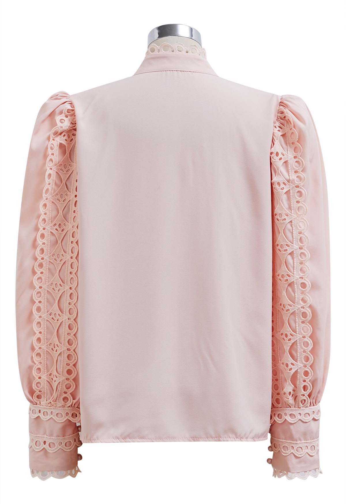 Chemise boutonnée à manches bulles et découpes exquises en rose