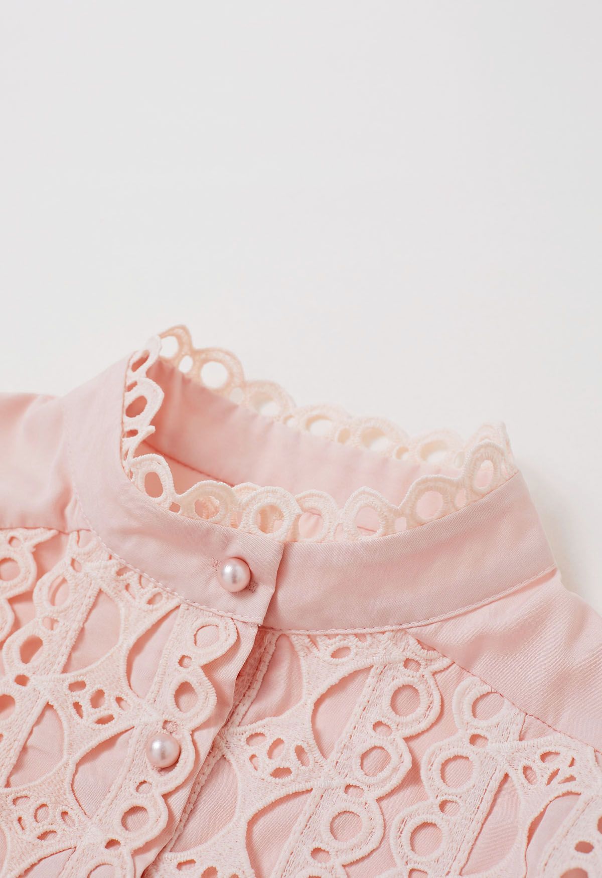 Chemise boutonnée à manches bulles et découpes exquises en rose