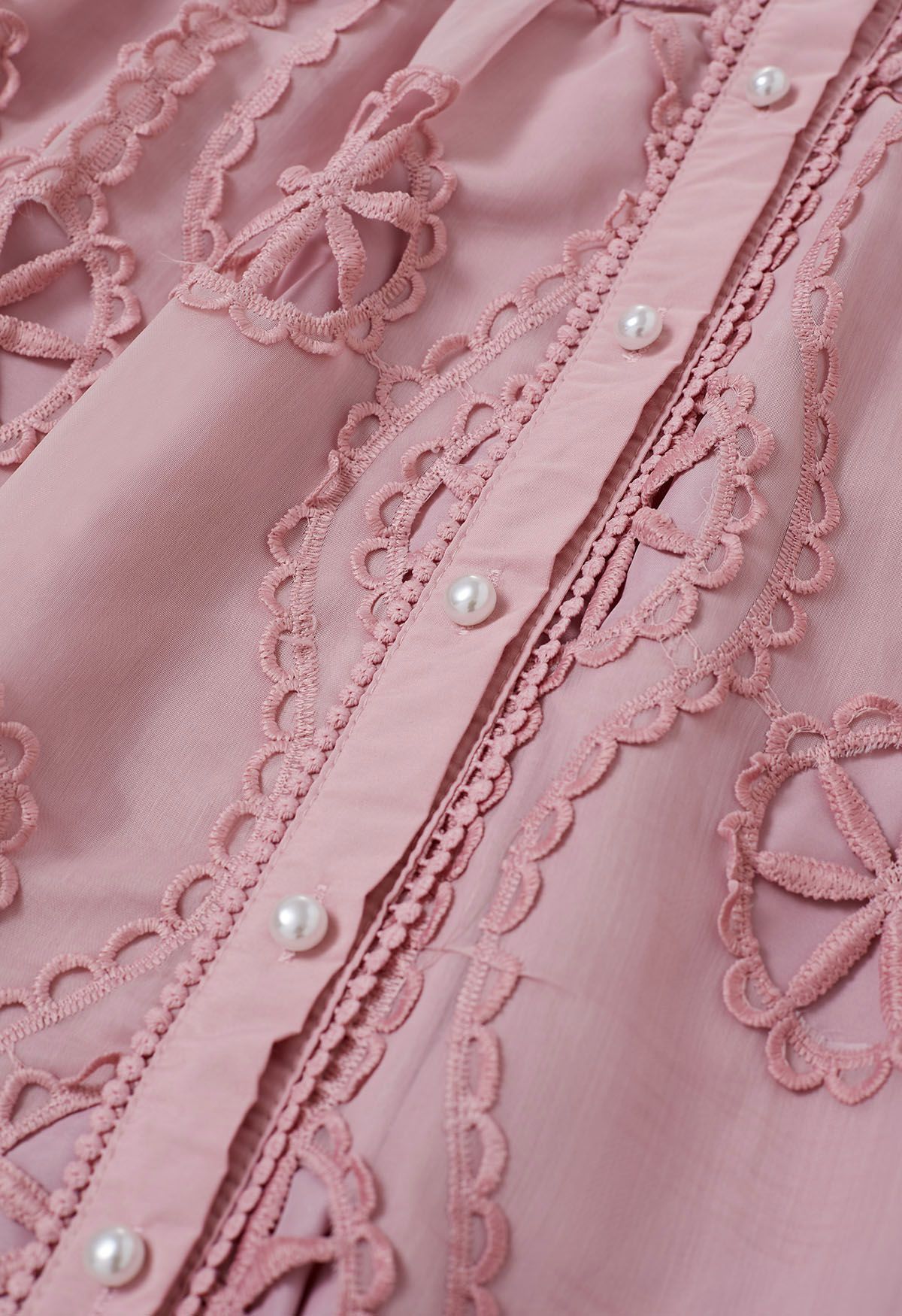 Robe mi-longue boutonnée au crochet découpée en rose