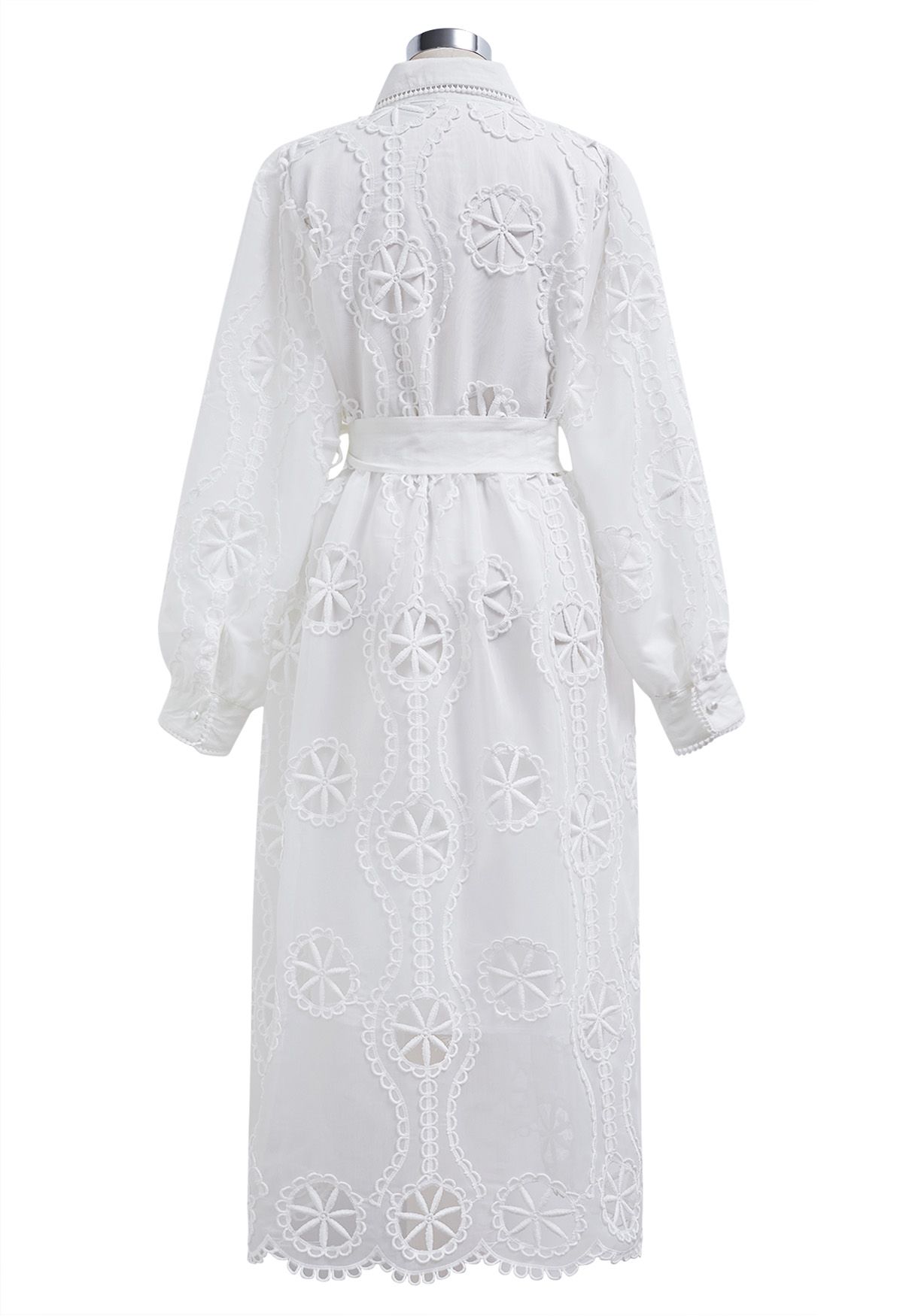 Robe mi-longue boutonnée au crochet découpée en blanc