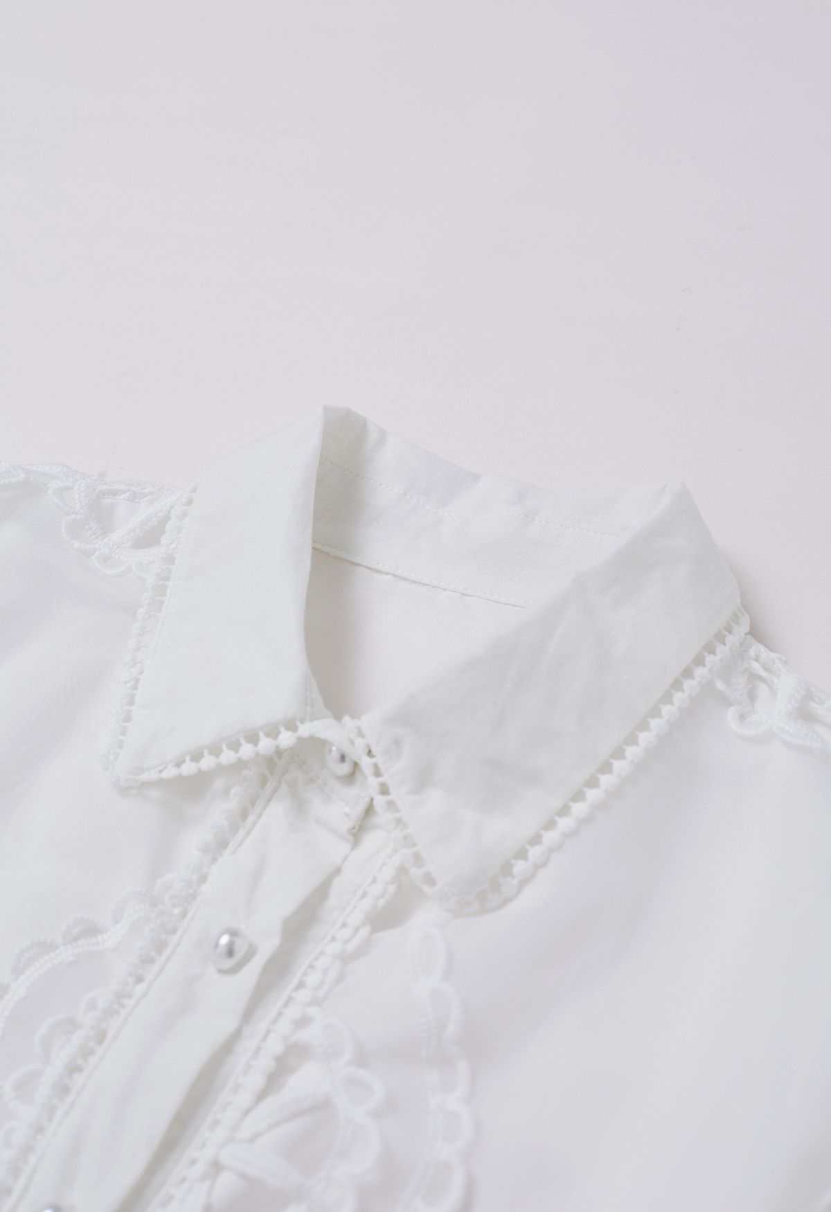 Robe mi-longue boutonnée au crochet découpée en blanc