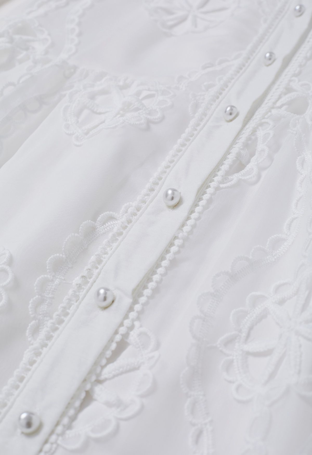 Robe mi-longue boutonnée au crochet découpée en blanc