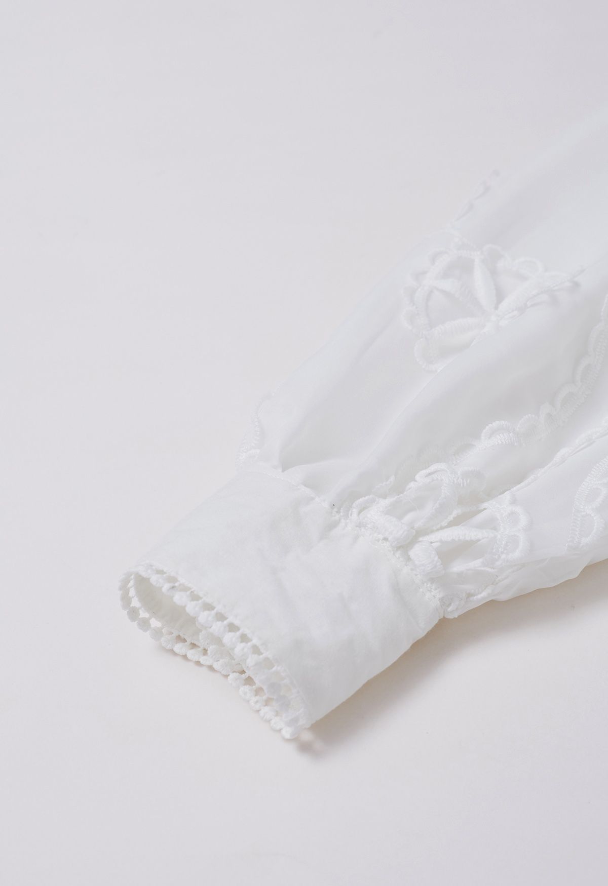Robe mi-longue boutonnée au crochet découpée en blanc
