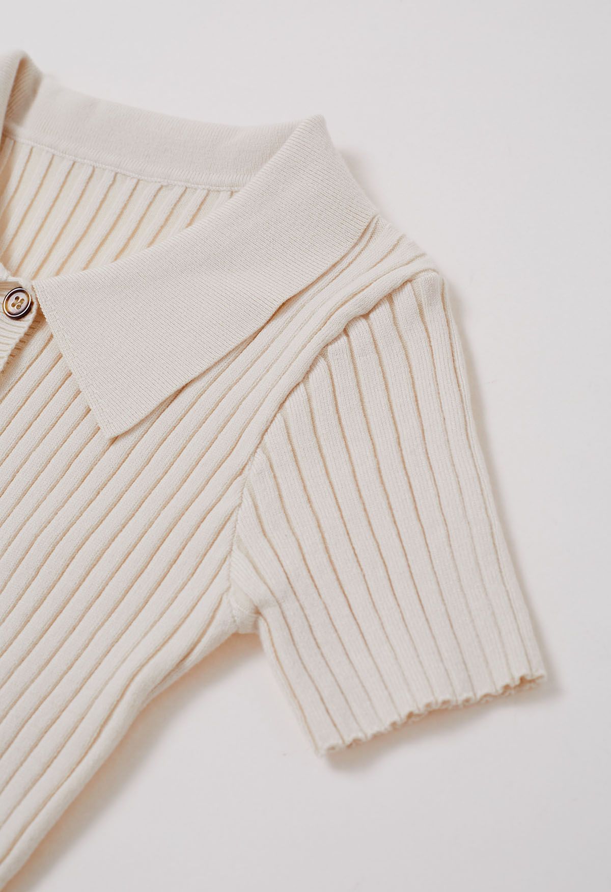 Robe moulante en tricot à manches courtes et boutonnée à col en crème