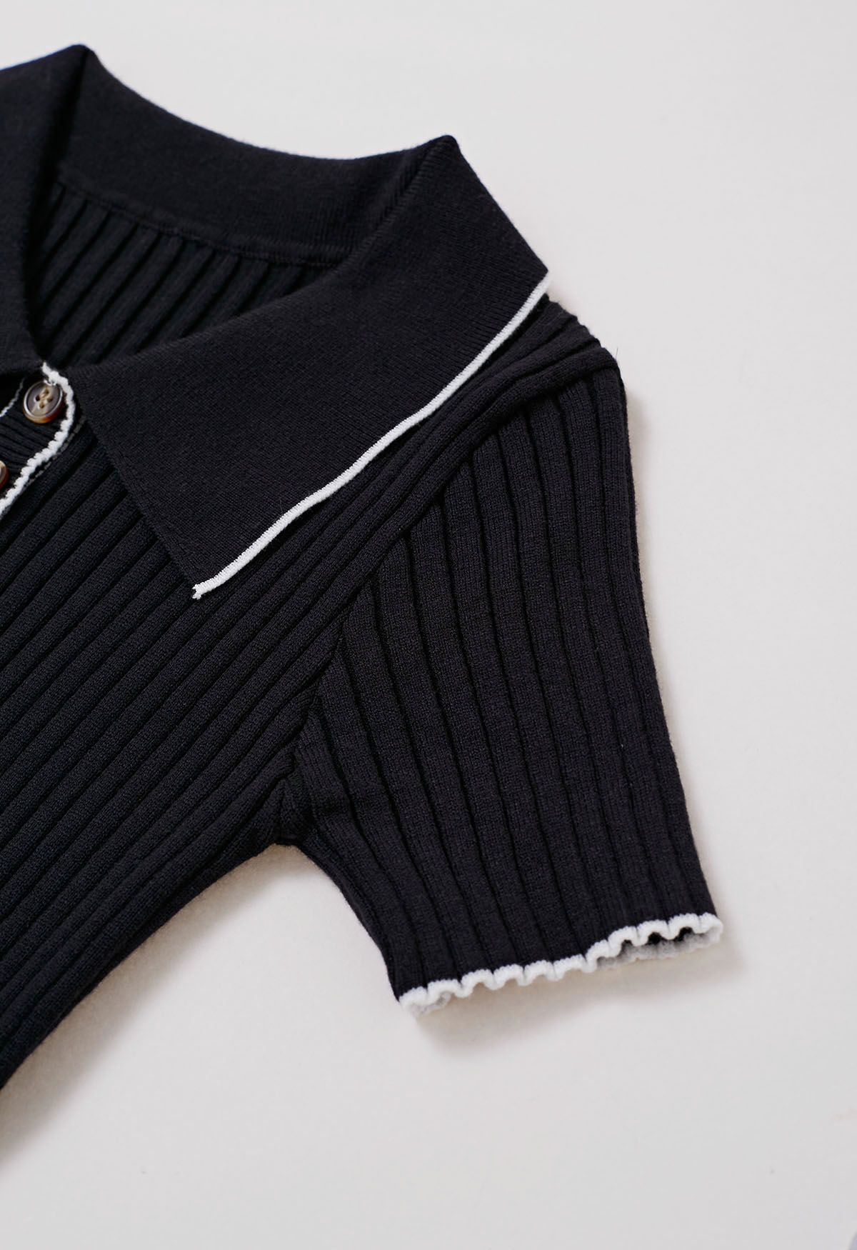 Robe moulante en tricot à manches courtes et boutonnée à col en noir