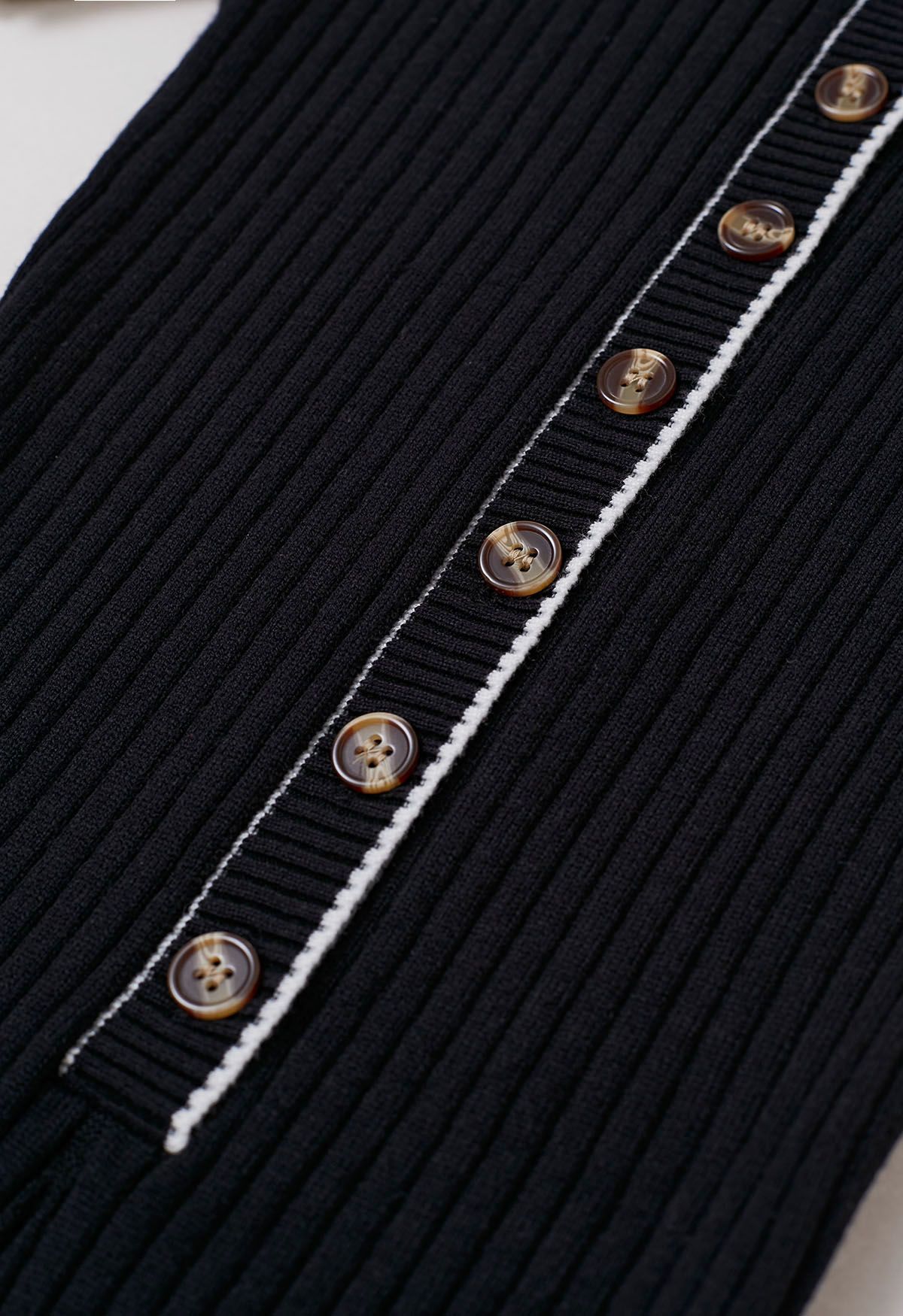 Robe moulante en tricot à manches courtes et boutonnée à col en noir