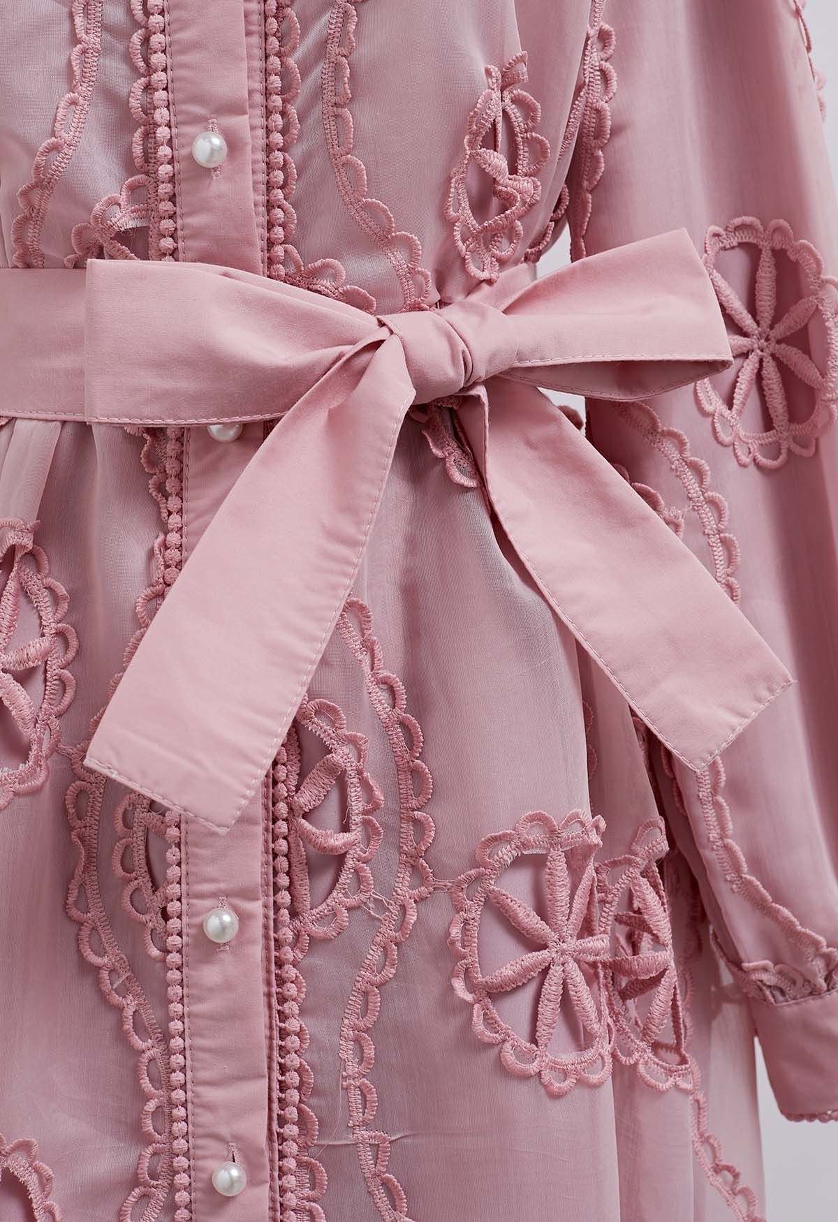 Robe mi-longue boutonnée au crochet découpée en rose