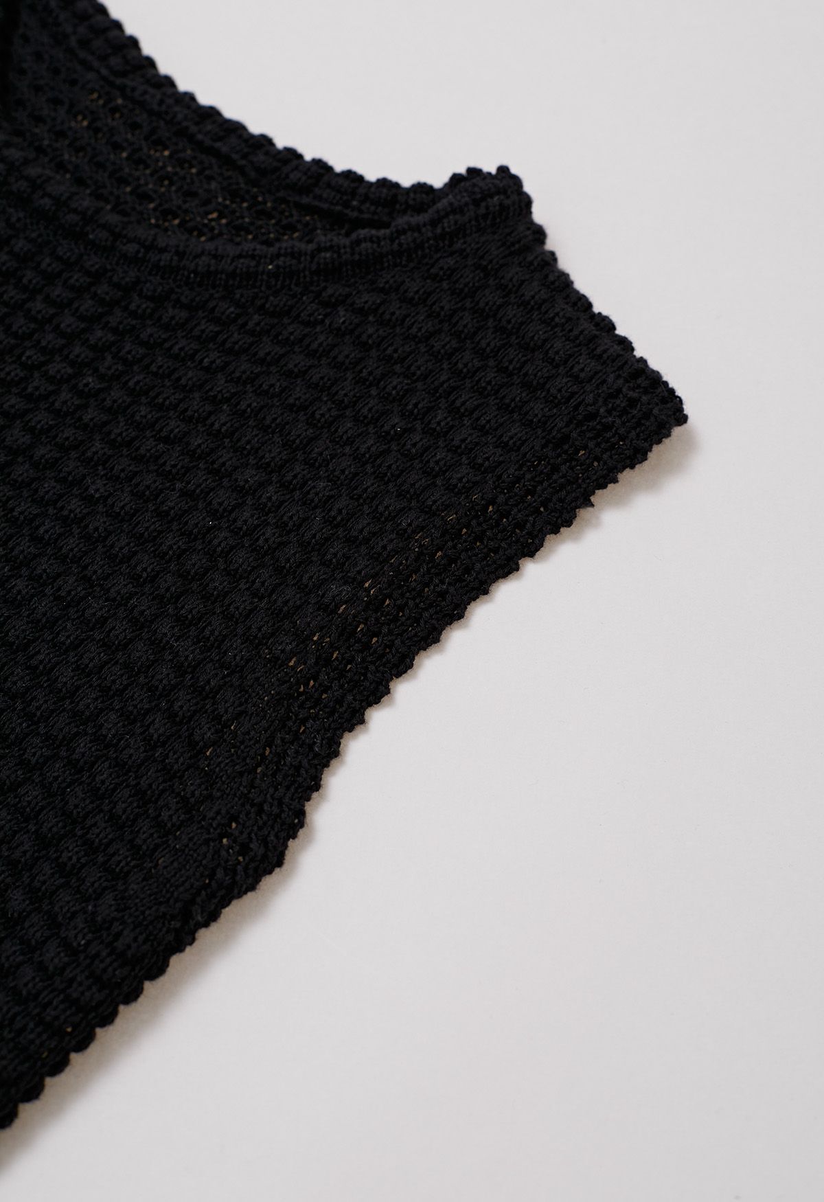 Haut sans manches en tricot ajouré de couleur unie en noir