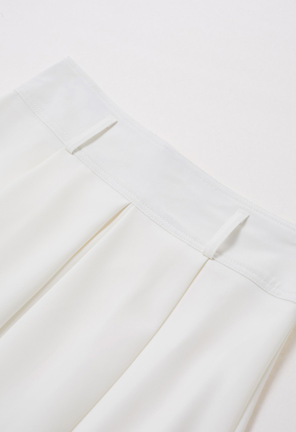 Jupe mi-longue raffinée à ceinture plissée en blanc