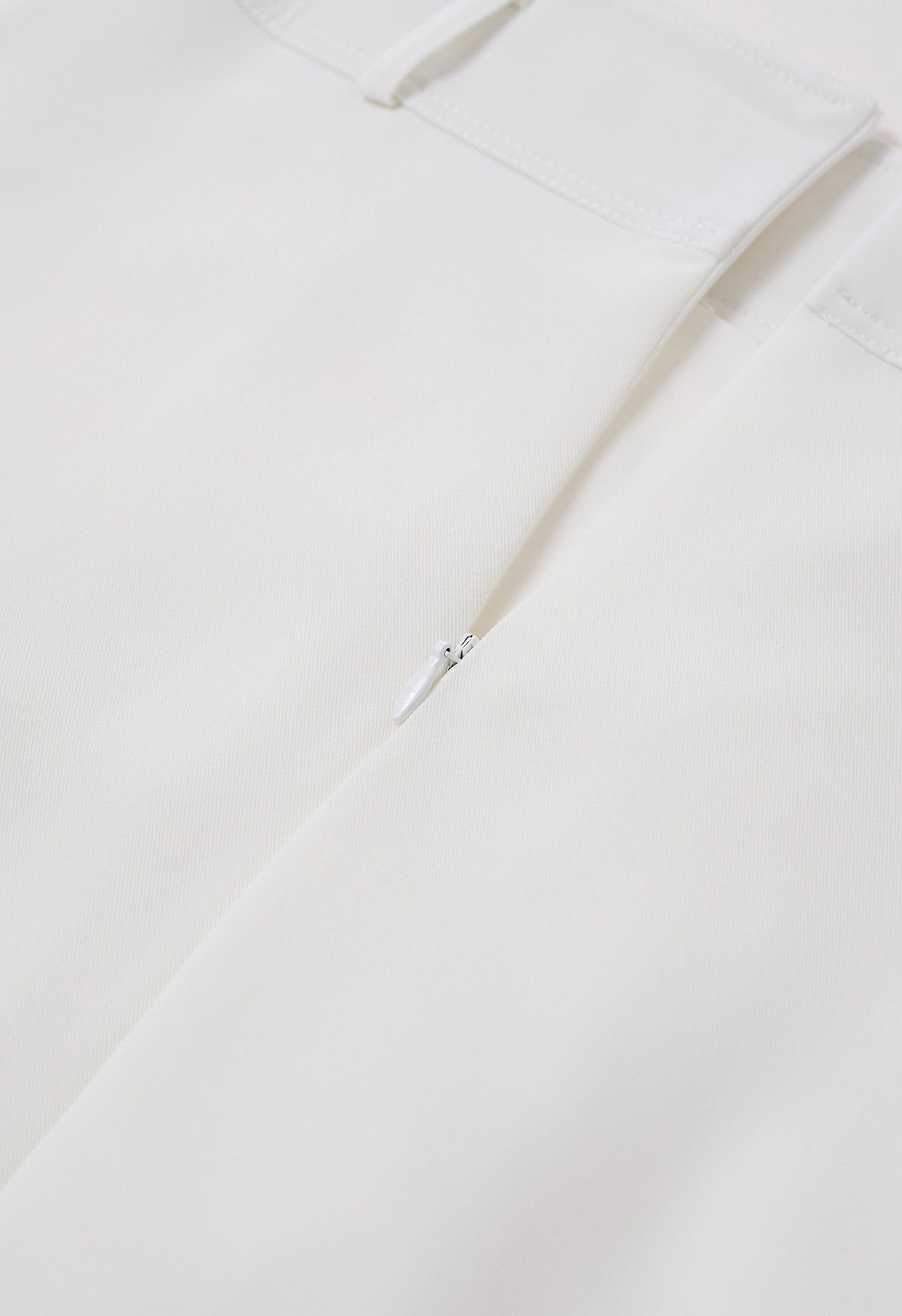Jupe mi-longue raffinée à ceinture plissée en blanc