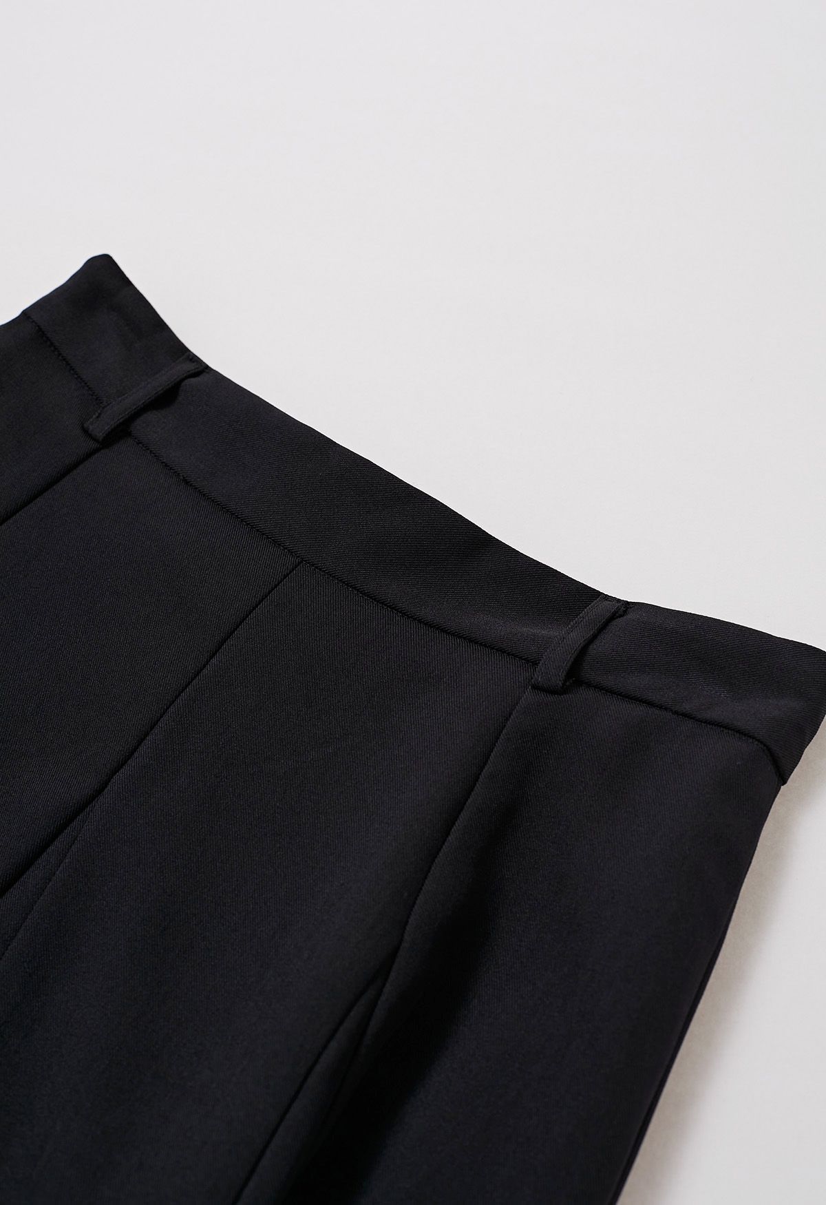 Jupe mi-longue raffinée à ceinture plissée en noir