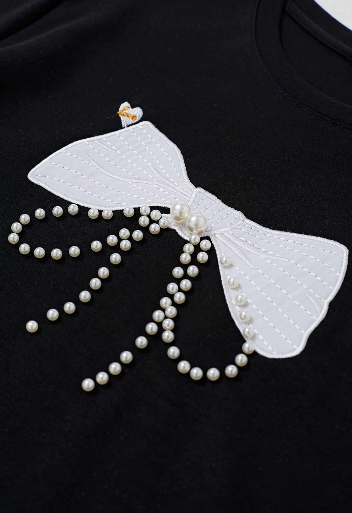 T-shirt orné de perles à motif nœud papillon en noir