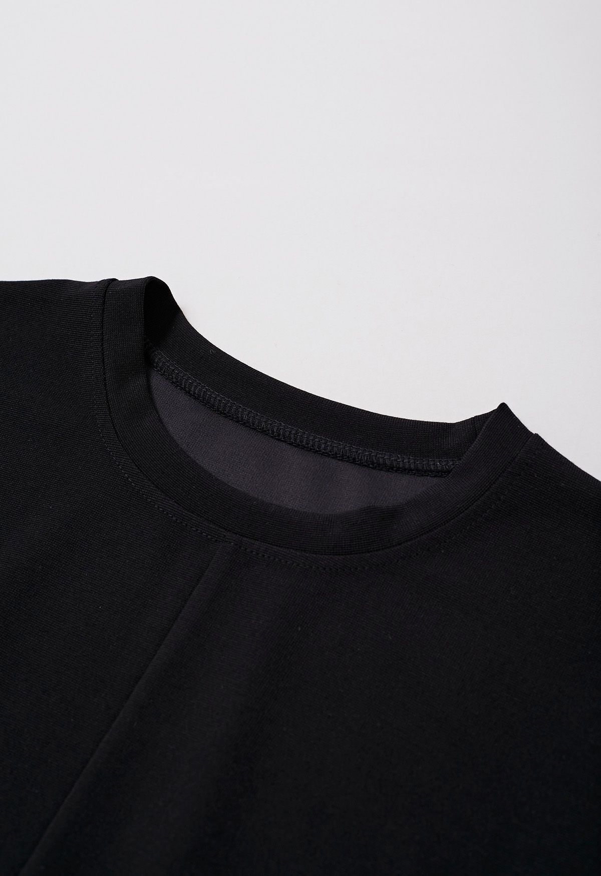 T-shirt froncé à ourlet fendu en noir