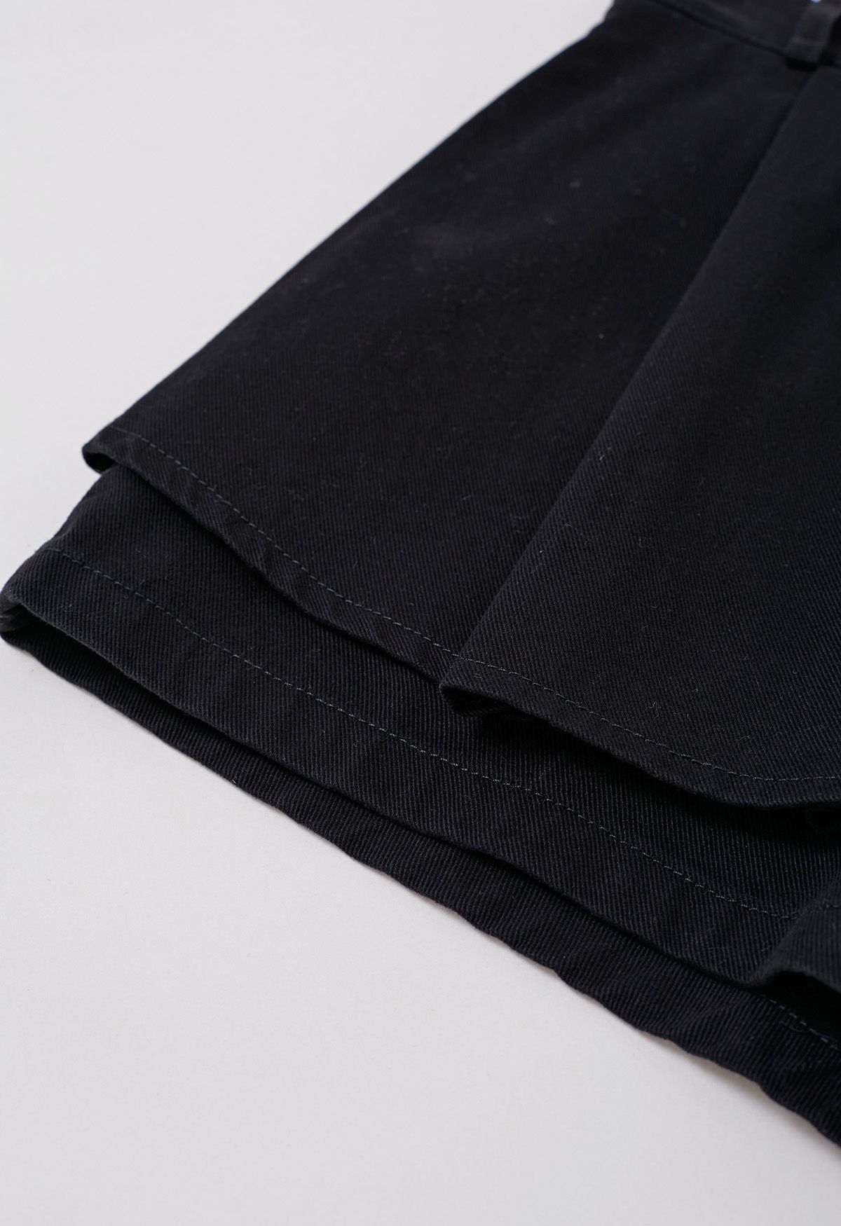 Mini-jupe-short en jean avec ceinture plissée sur le devant, noir