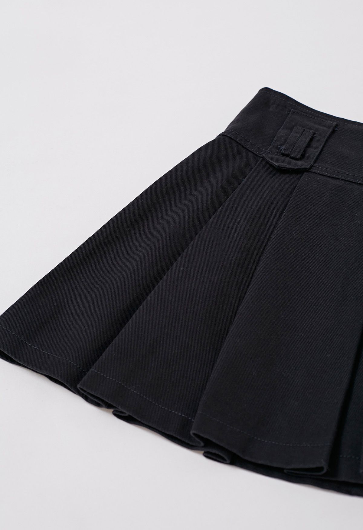 Mini-jupe en jean plissée classique avec ceinture en noir