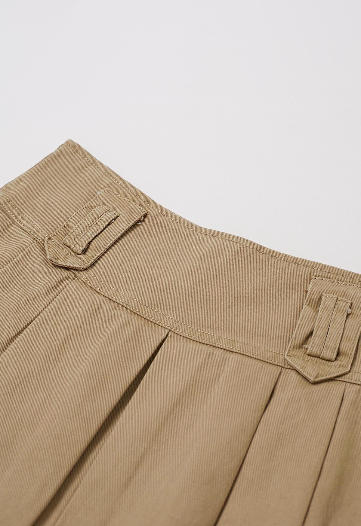 Mini-jupe en jean plissée classique avec ceinture en beige clair