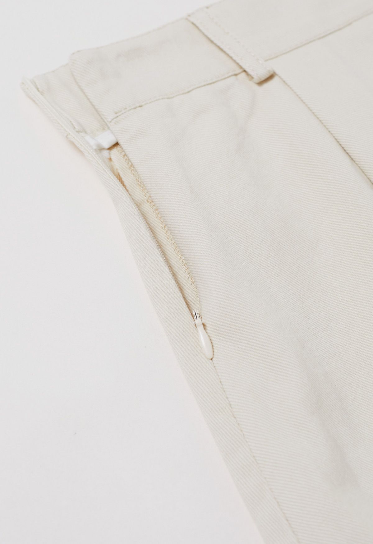 Mini-jupe-short en jean avec ceinture plissée sur le devant, ivoire