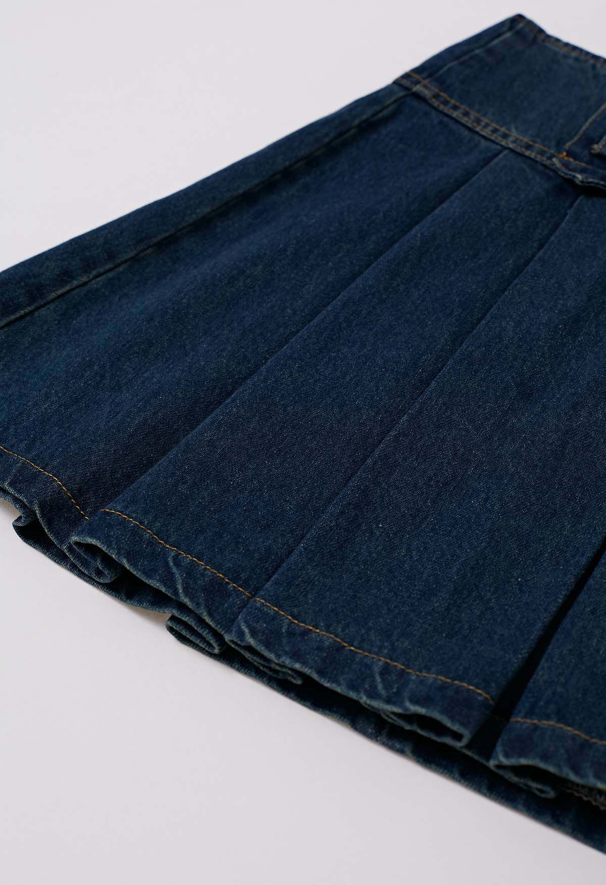 Mini-jupe en jean plissée classique avec ceinture en bleu