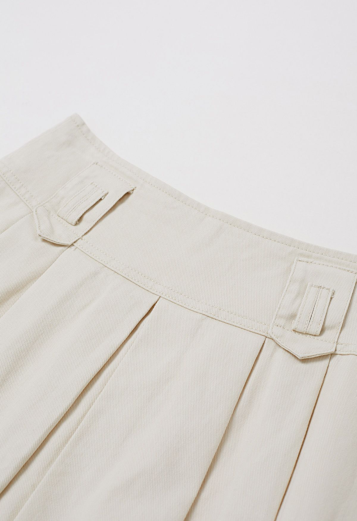 Mini-jupe en jean plissée classique avec ceinture en ivoire