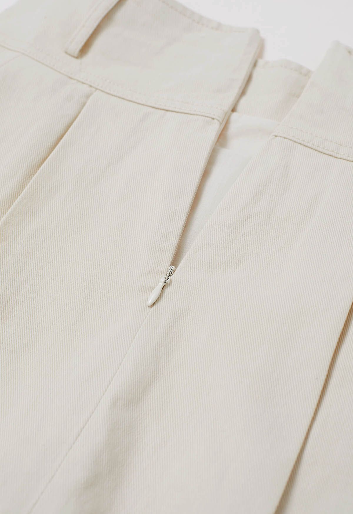 Mini-jupe en jean plissée classique avec ceinture en ivoire