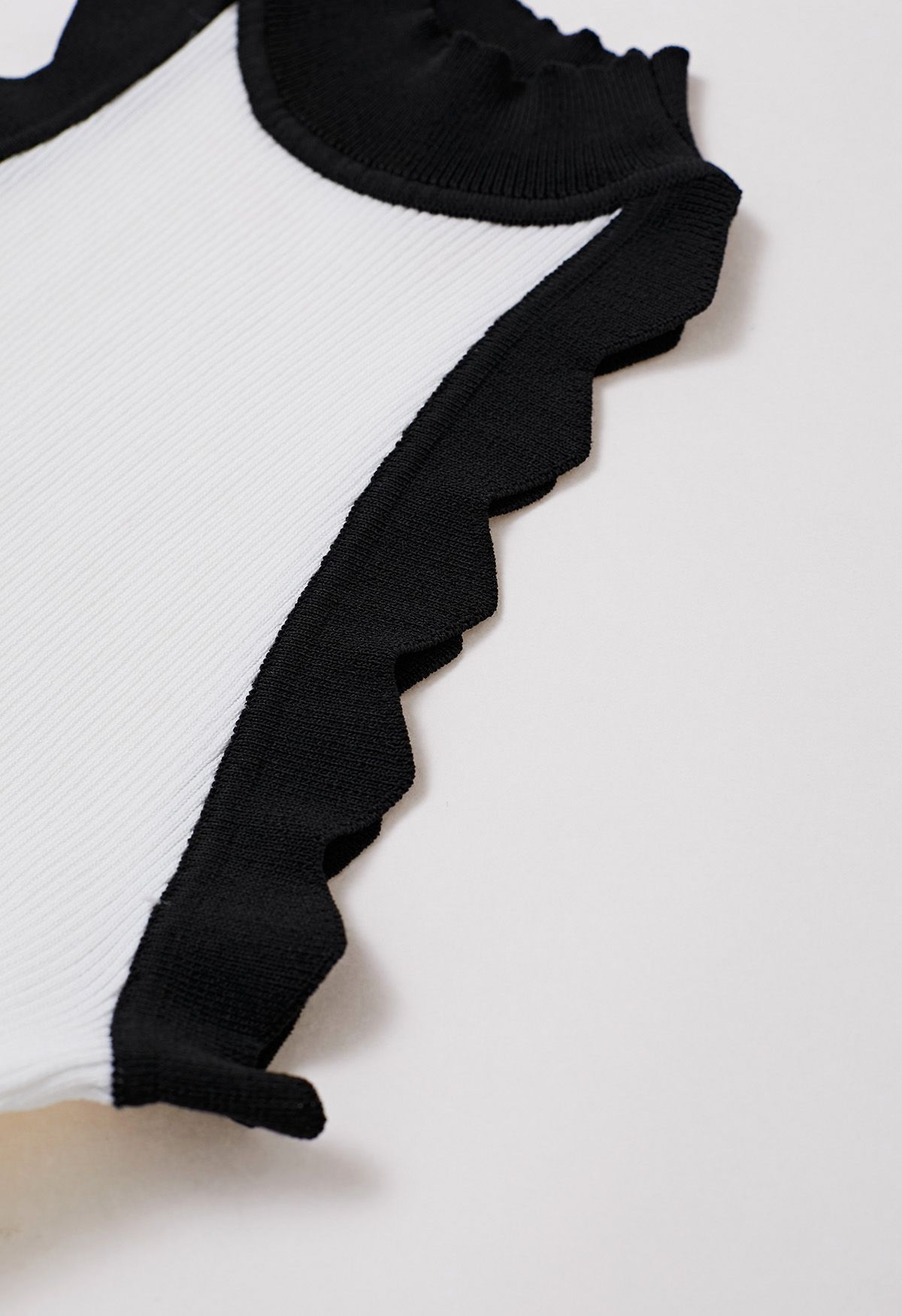 Haut en tricot sans manches à bords contrastés en blanc