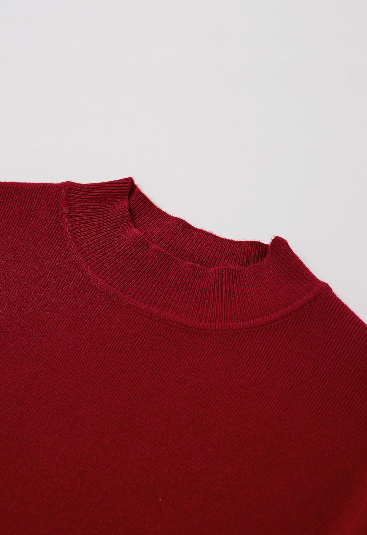 Haut en tricot à col montant et manches aux coudes en rouge