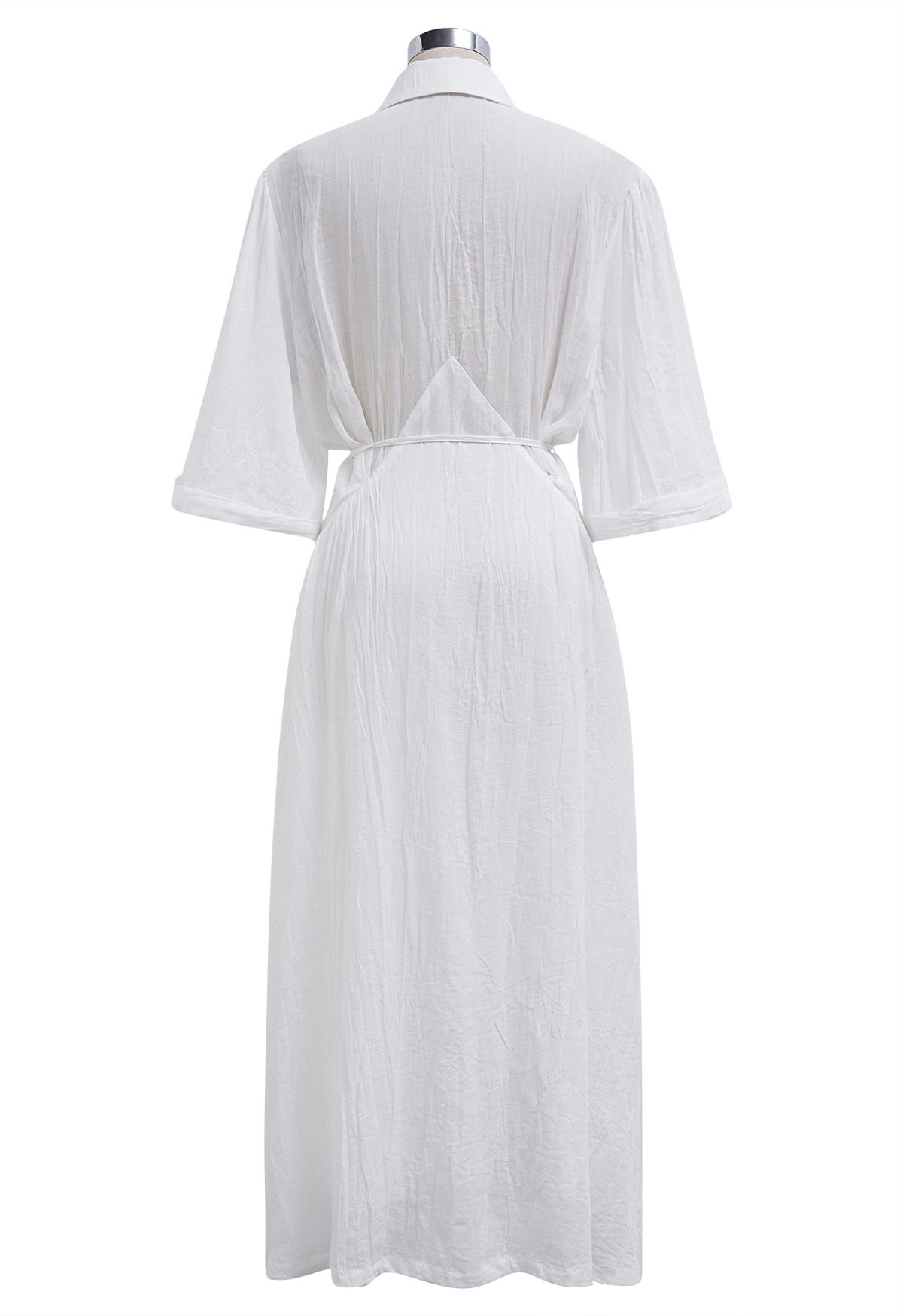 Robe chemise boutonnée à manches aux coudes et à la taille en blanc