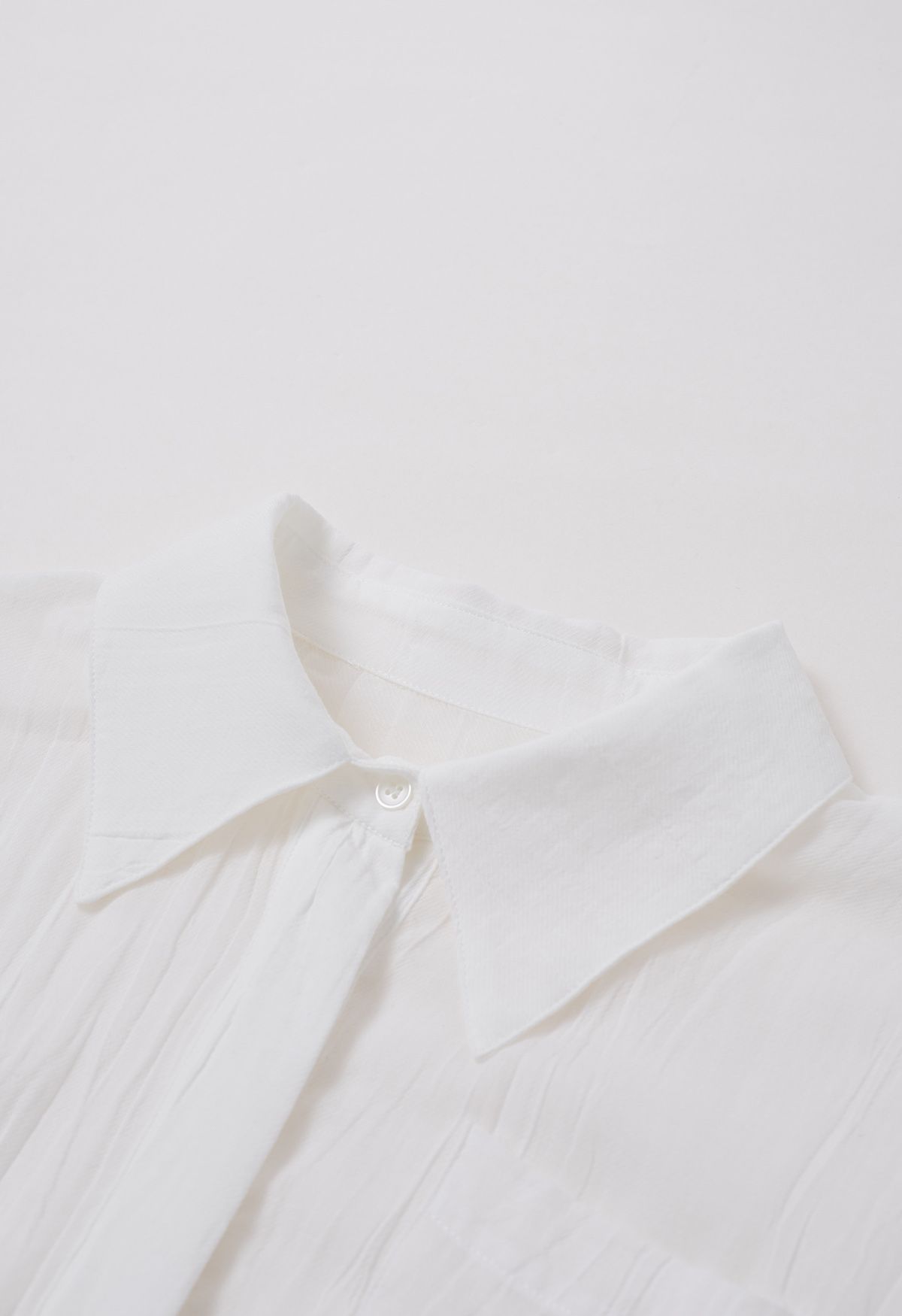 Robe chemise boutonnée à manches aux coudes et à la taille en blanc