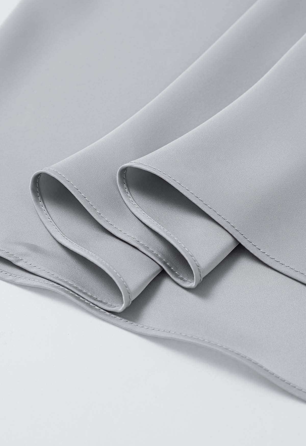 Robe longue en satin à manches courtes et taille enveloppée en gris