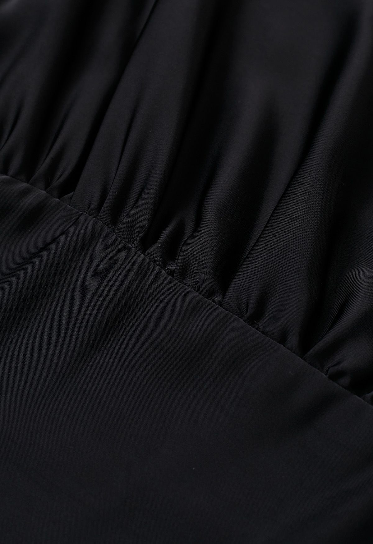Robe longue en satin à manches courtes et taille enveloppée en noir