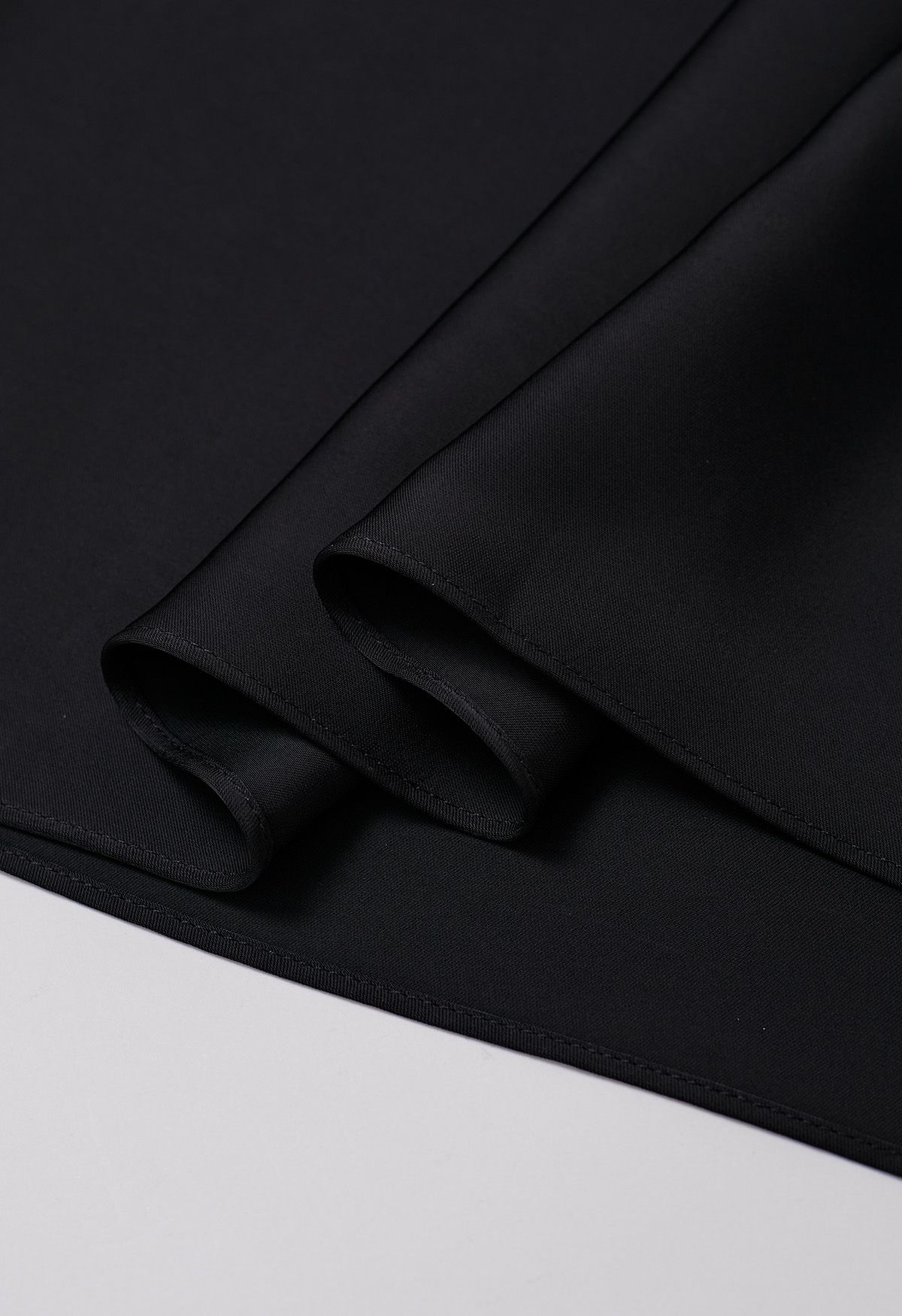 Robe longue en satin à manches courtes et taille enveloppée en noir