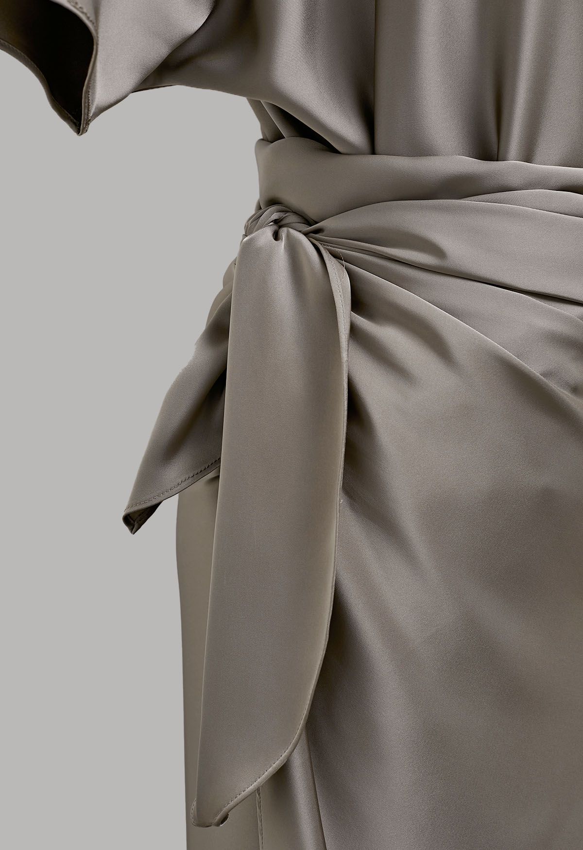 Robe longue en satin à manches courtes et taille enveloppée, taupe