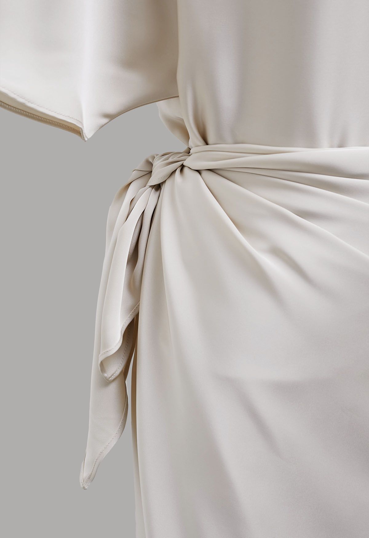 Robe longue en satin à manches courtes et taille enveloppée en ivoire