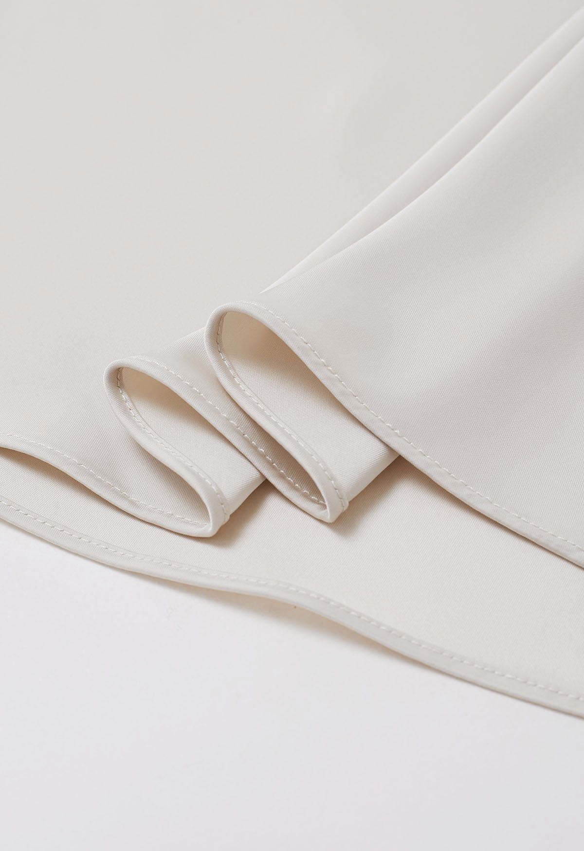 Robe longue en satin à manches courtes et taille enveloppée en ivoire