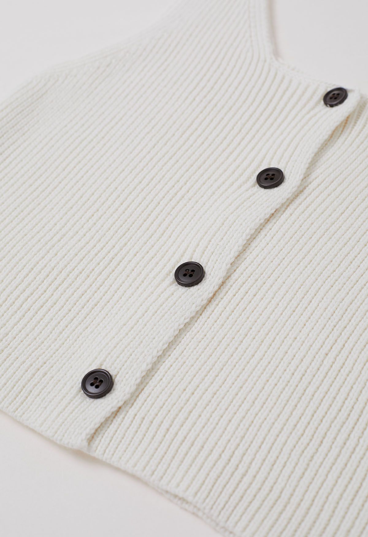 Top court boutonné en tricot sans manches en blanc