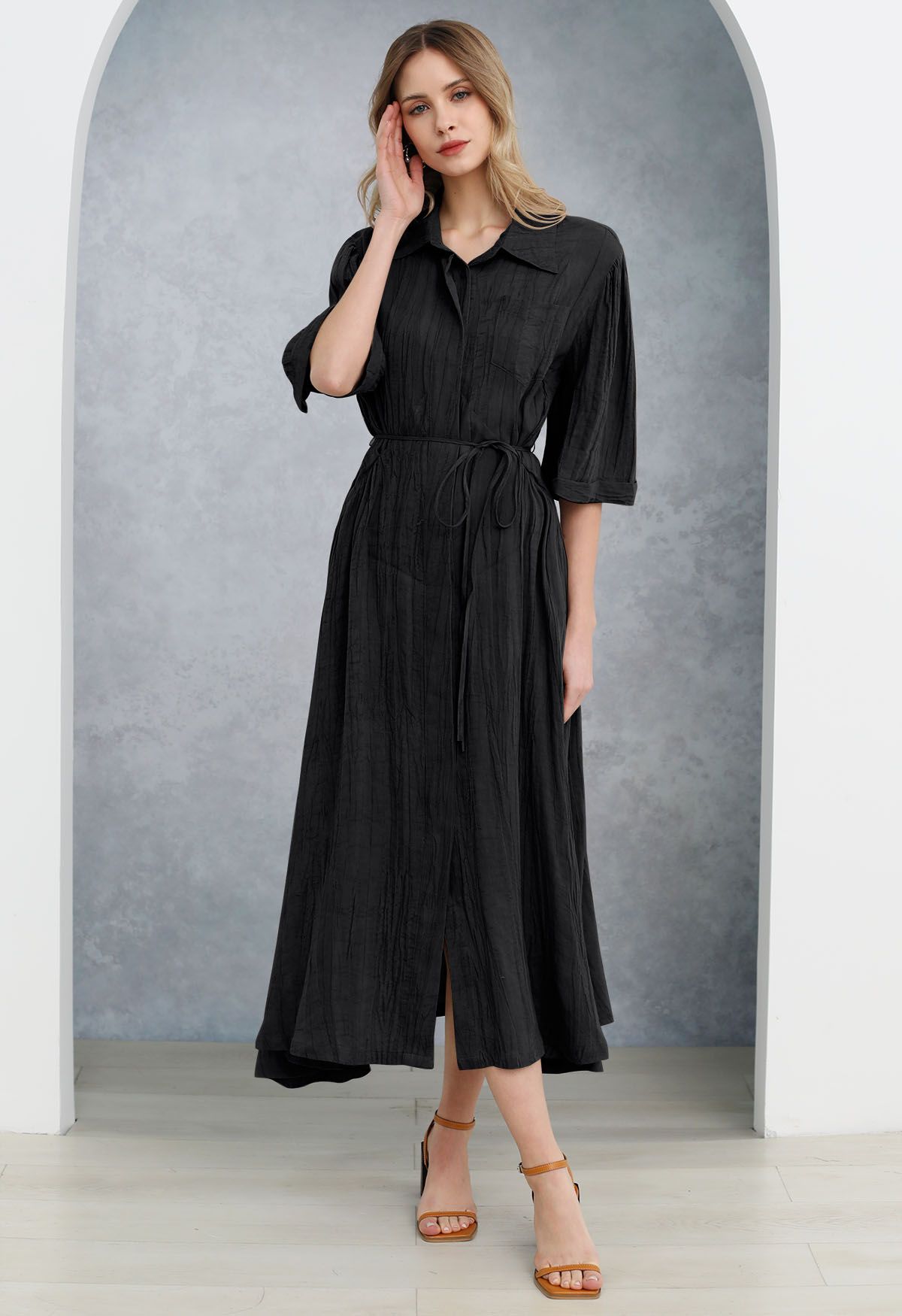 Robe chemise boutonnée à manches aux coudes et à la taille en noir