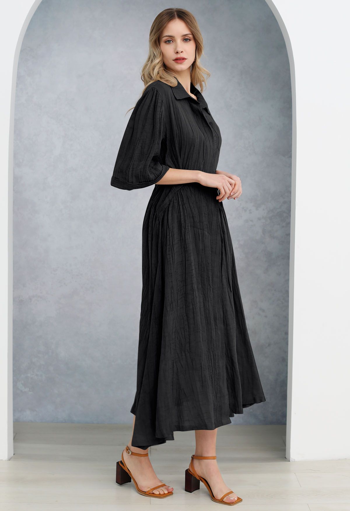 Robe chemise boutonnée à manches aux coudes et à la taille en noir