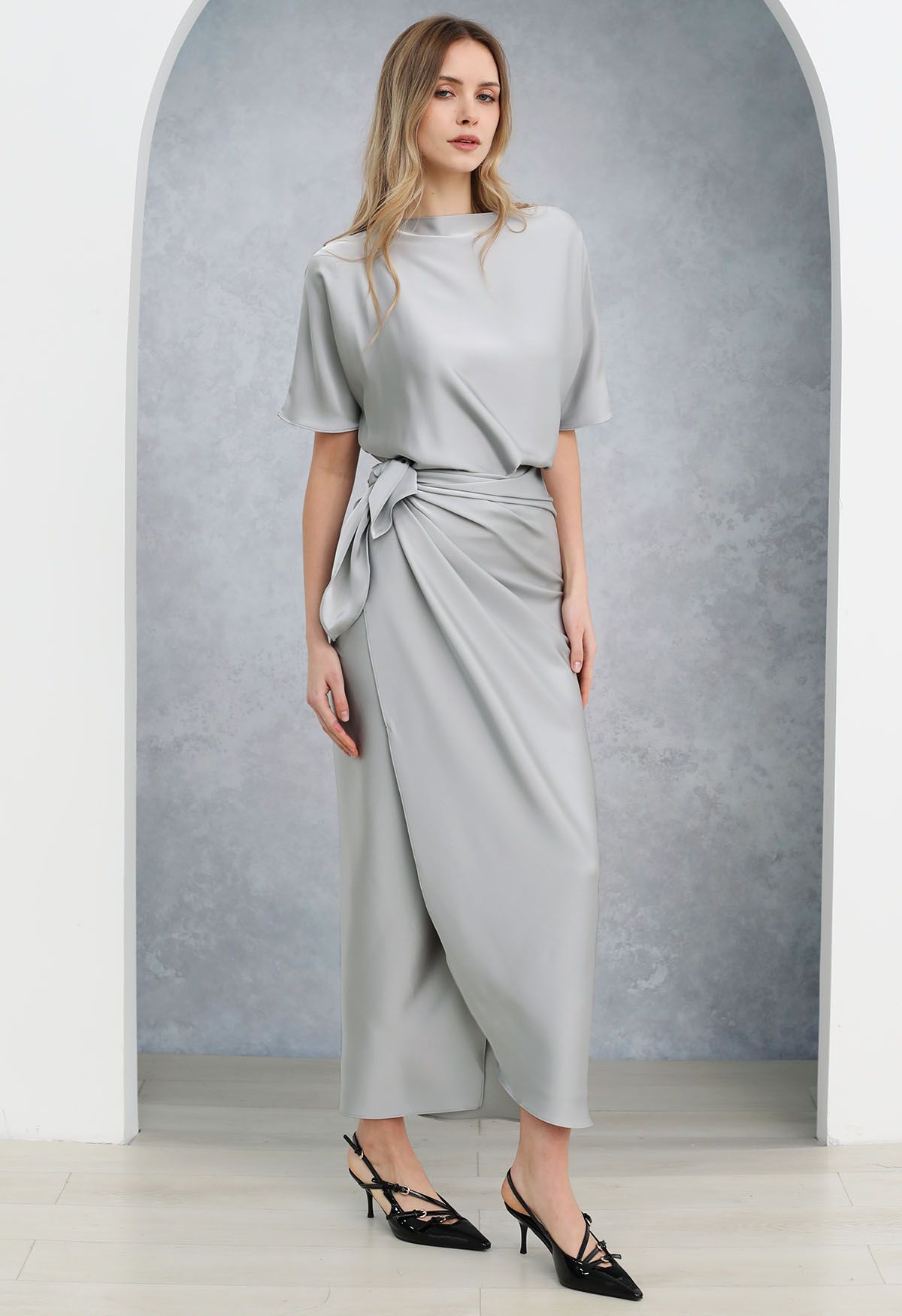 Robe longue en satin à manches courtes et taille enveloppée en gris